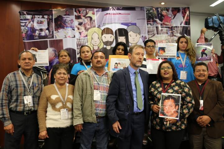 Entrega de firmas en el Senado de la República